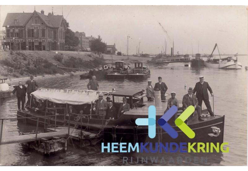Tolkamer 1920 Lobithse notabelen gaan varen ,voorop zittend Herman Gerritsen ( Oerang) en Spekking Coll. G.B.Janssen